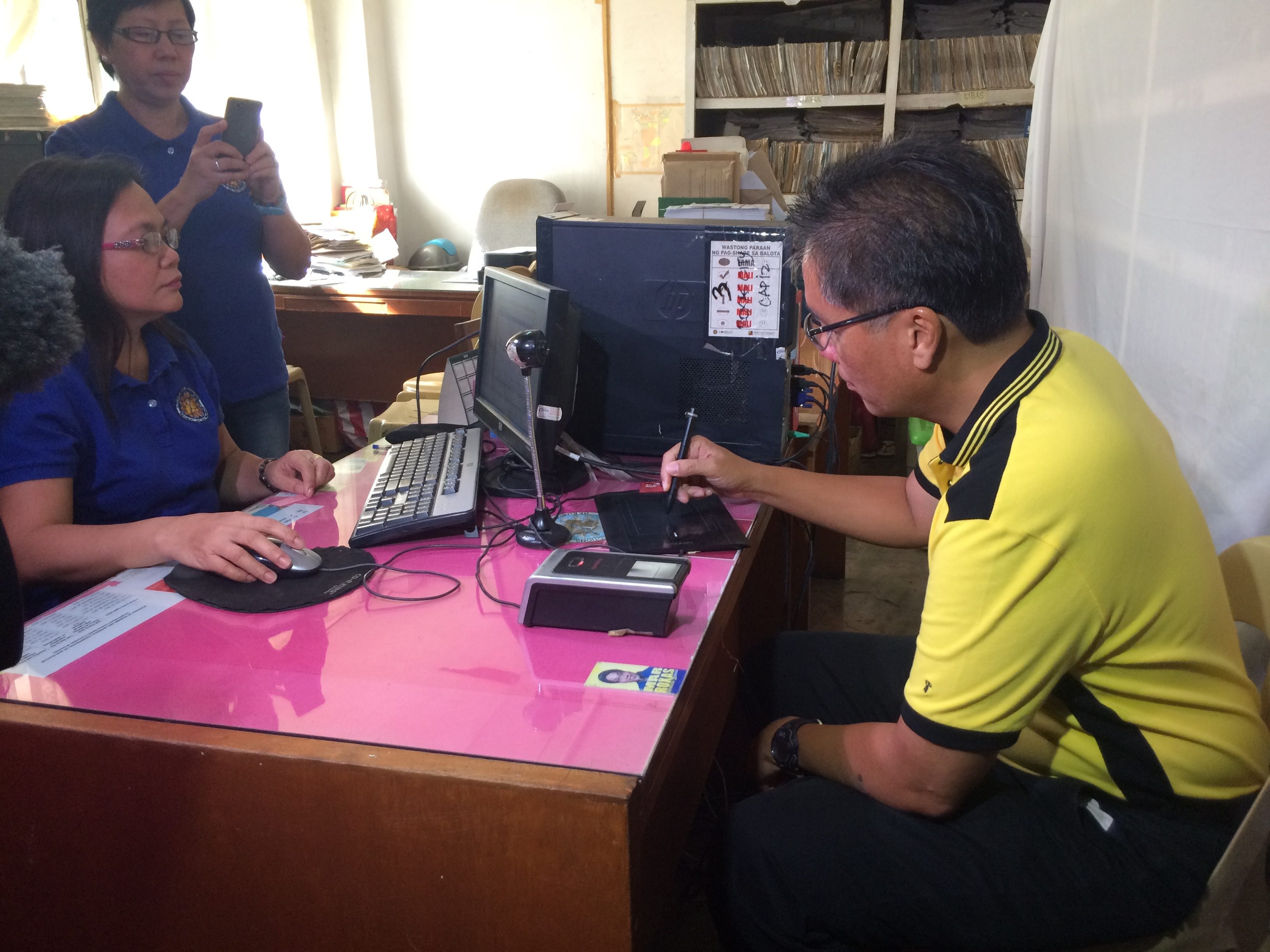 READY FOR 2016? Interior Secretary Mar Roxas at the Roxas city Comelec office. Photo by Bea Cupin/Rappler 
