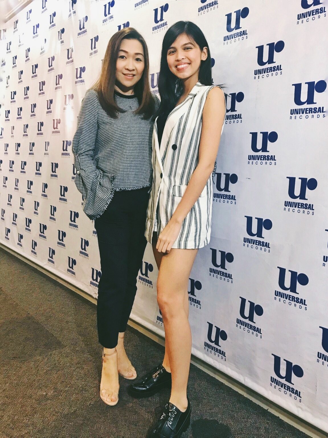 ALBUM SOON. Maine Mendoza poses with Universal Records General Manager Kathleen Dy-Go after the contract signing.  