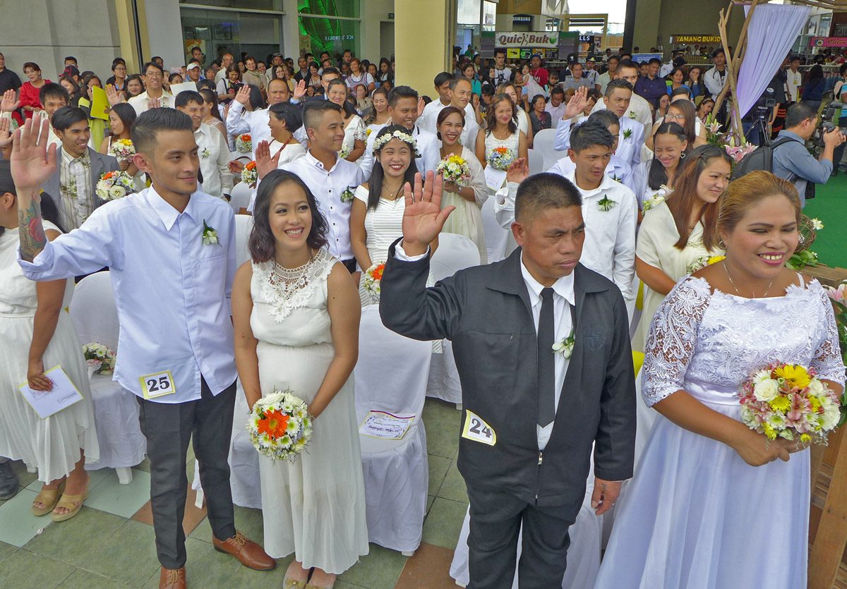 MASS WEDDING. Couples at the Kasal ng Bayan organized by the City Social Welfare and Development Office in celebration of Family Month.   