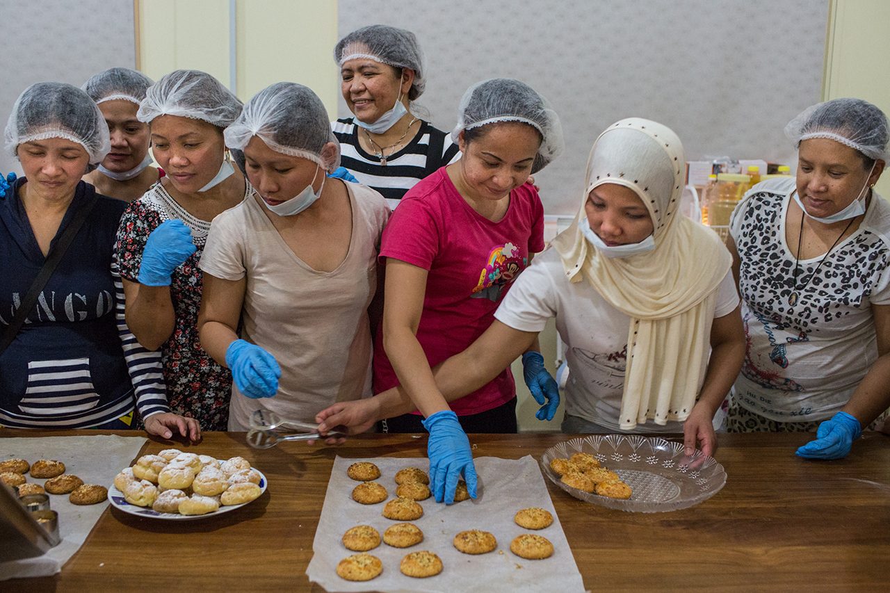 NEW SKILLS. The baking classes teach new skills to migrant women while they wait to return home to the Philippines. Photo by OM 