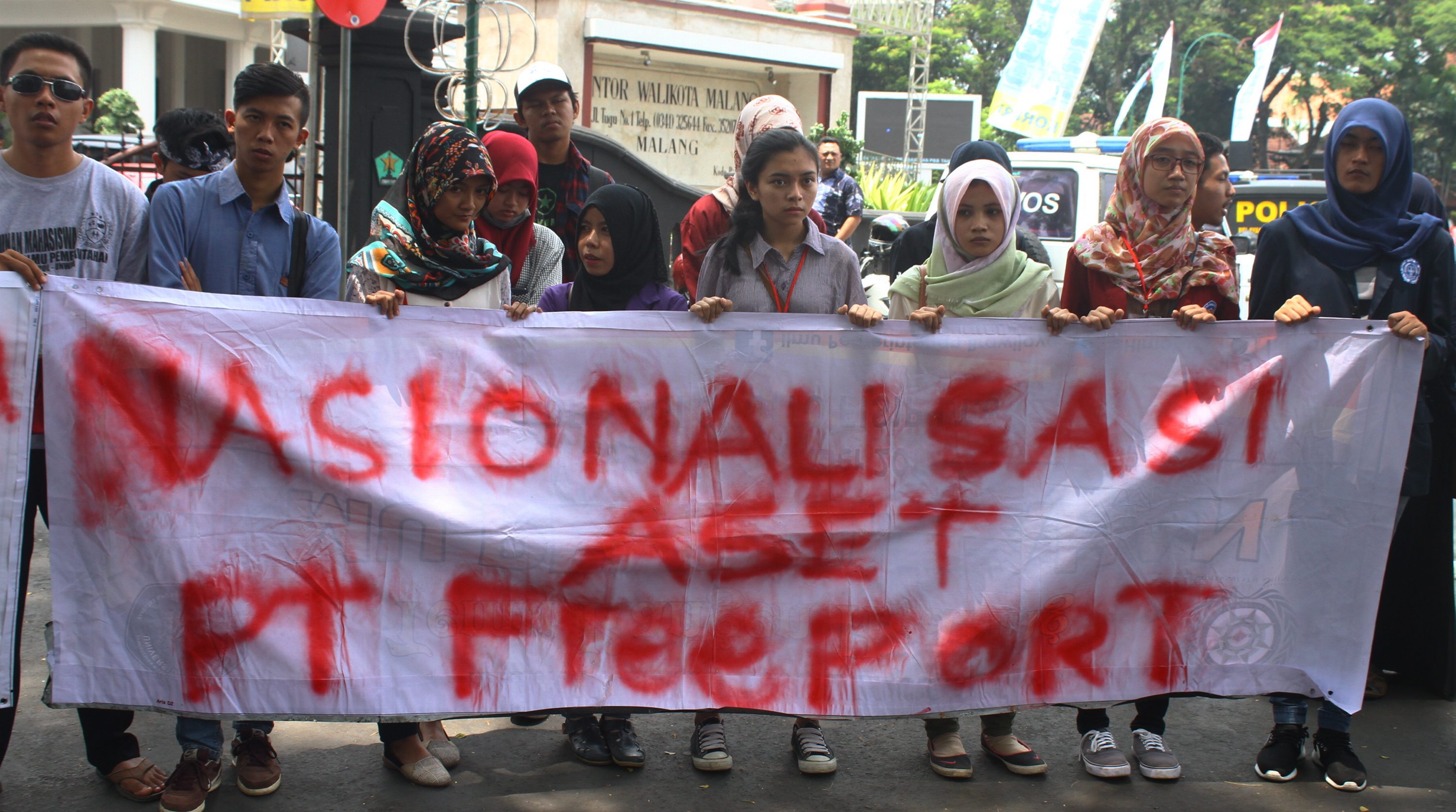Sejumlah mahasiswa mendesak pemerintah menolak perpanjangan kontrak PT Freeport di Papua yang dinilai merugikan rakyat Indonesia. Foto oleh Ari Bowo Sucipto/Antara 