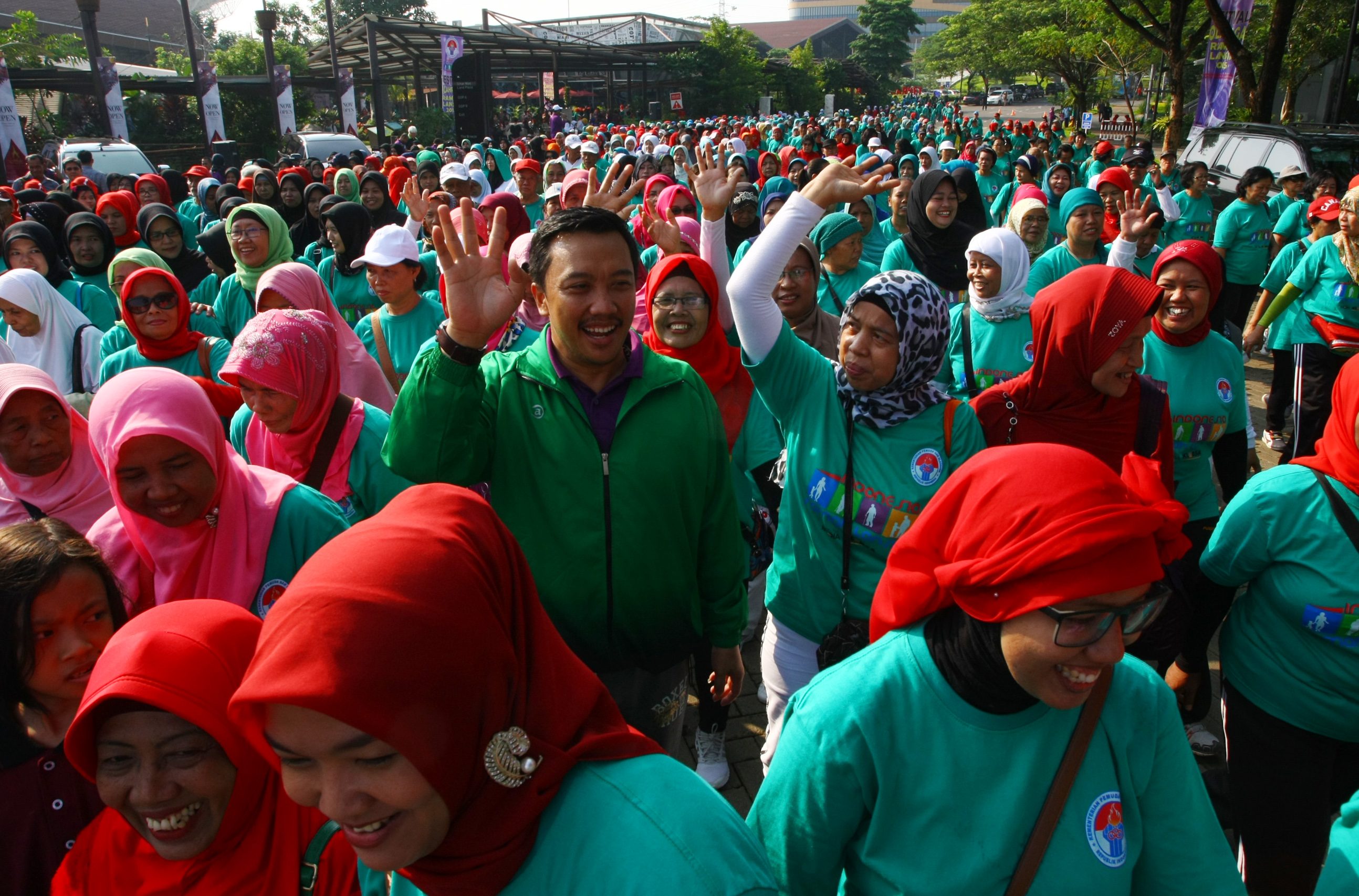 Menteri Pemuda dan Olahraga Imam Nahrawi (tengah) mengikuti jalan sehat 1.000 langkah bersama ribuan warga lanjut usia dalam rangka festival olahraga lansia di Serpong, Tangerang, Banten, pada 14 November 2015. Foto oleh Muhammad Iqbal/Antara 
