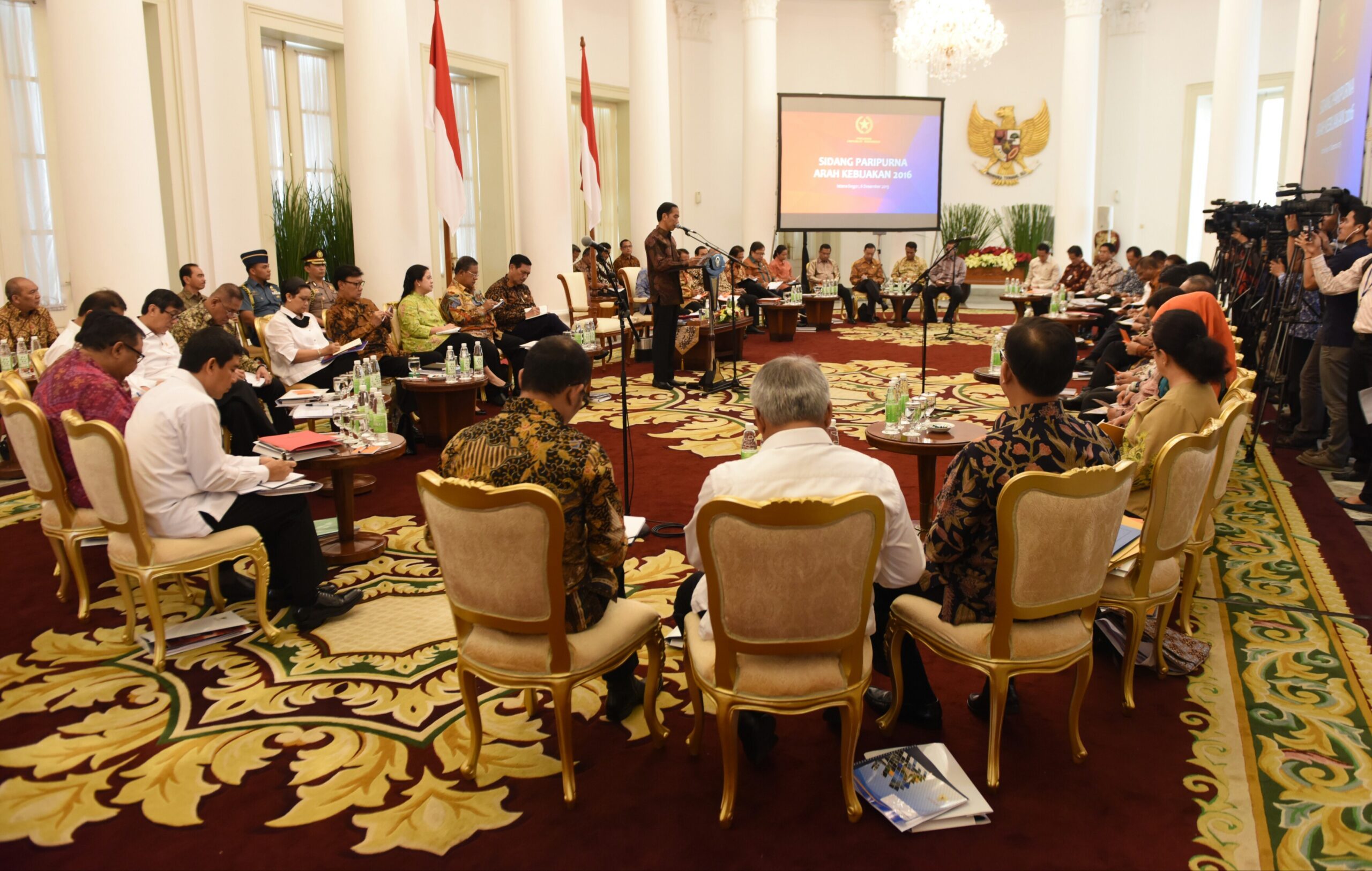Jokowi: Menteri fokus kerja, jangan sibuk jadi komentator