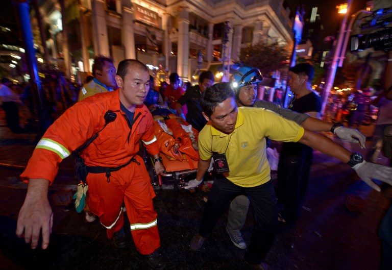 INJURIES. Thai rescue workers carry an injured person after a bomb exploded outside a religious shrine in central Bangkok late on August 17, 2015.  Photo by Pornchai Kittiwongsakul/AFP photo  
