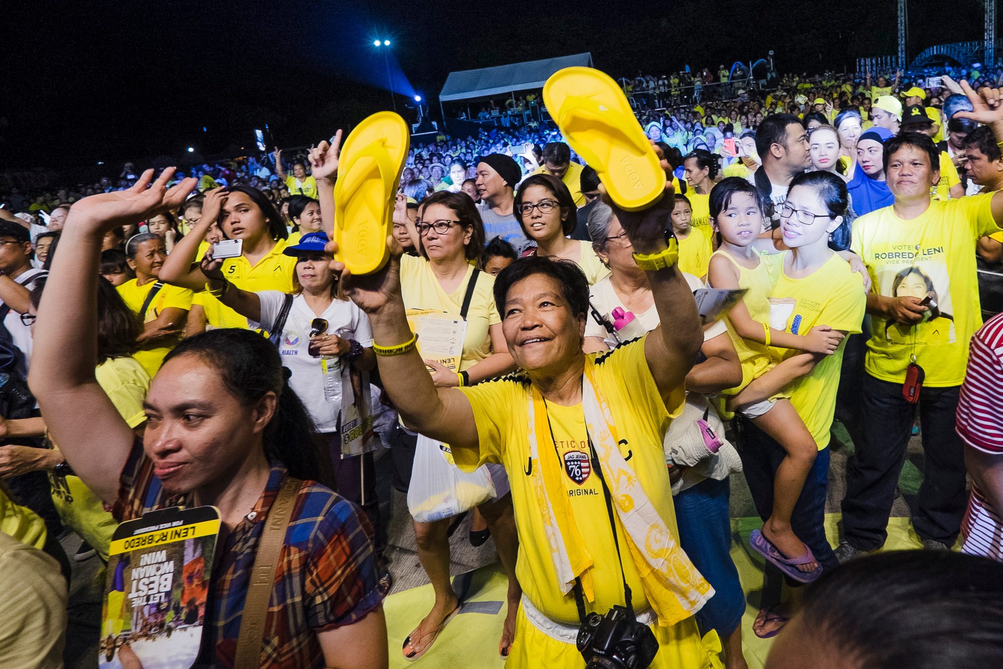 TSINELAS LEADERSHIP. A supporter waves her slippers in the air. Slippers are symbolic of Robredo's type of leadership. All photos by Pat Nabong/Rappler  
