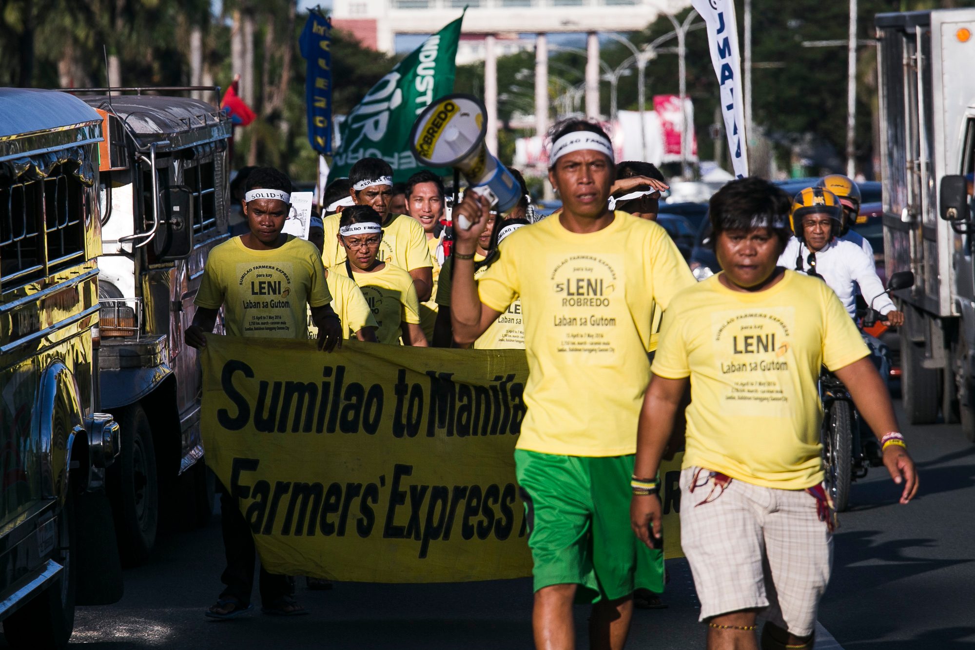 ALL THE WAY FROM MINDANAO. Sumilao farmers from Bukidnon march along the University Avenue to join thousands of Robredo's supporters in QC Circle. 
