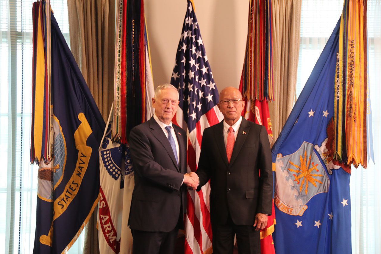 REAFFIRMING TIES. Philippine Defense Secretary Delfin Lorenzana and US Defense Secretary James Mattis at the Pentagon on September 18, 2018, reaffirm their countries' relationship. Photo by Lia Macadangdang/Philippine embassy in Washington DC  