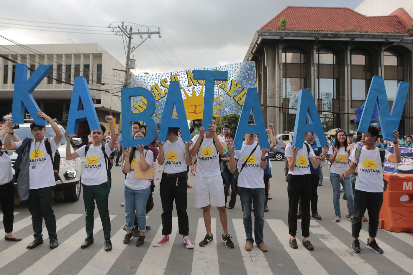 YOUTH. Kabataan Partylist members and supporters march to the Comelec office in Manila to file their Certificates of Candidacy on October 12, 2018. Photo by Maria Tan/Rappler 