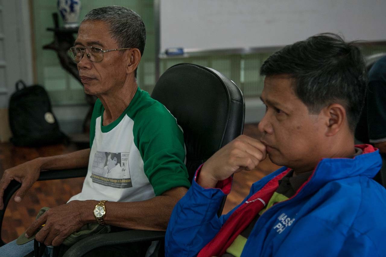 CONCERN. Farmer leader Celio Carmelo and Father Edwin Gariguez, Caritas Philippines executive secretary, during the dialogue with agrarian reform officials. Photo by Mark Z. Saludes/Rappler  