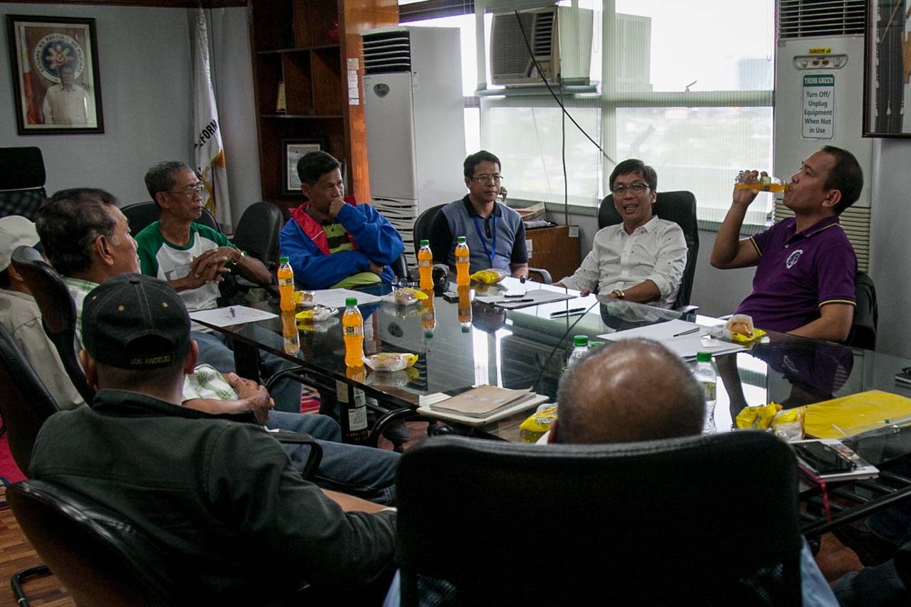 DIALOGUE. Dialogue between the farmers and the Department of Agrarian Reform in Quezon City. Photo by Mark Saludes/Rappler 