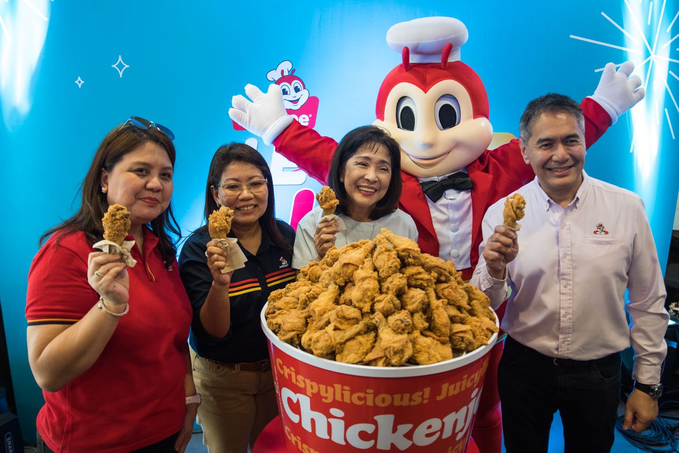 CHICKENJOY TOAST. Jollibee executives do a Chickenjoy toast with San Pedro Mayor Lourdes Cataquiz (second from right) during the Level Up Joy Store’s opening. 