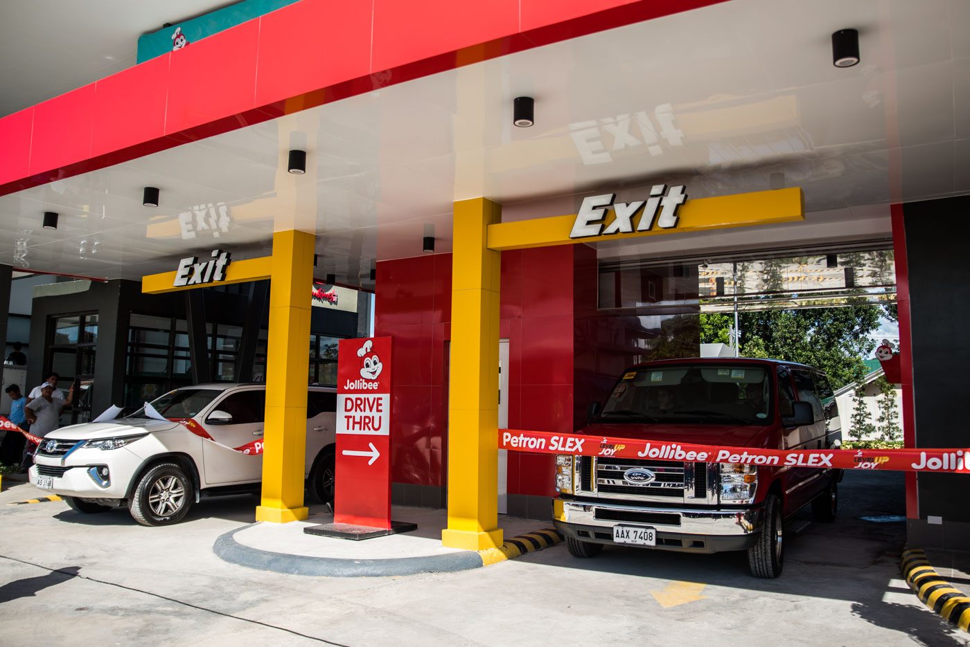 New Jollibee Petron SLEX Southbound store is leveling up its customer experience