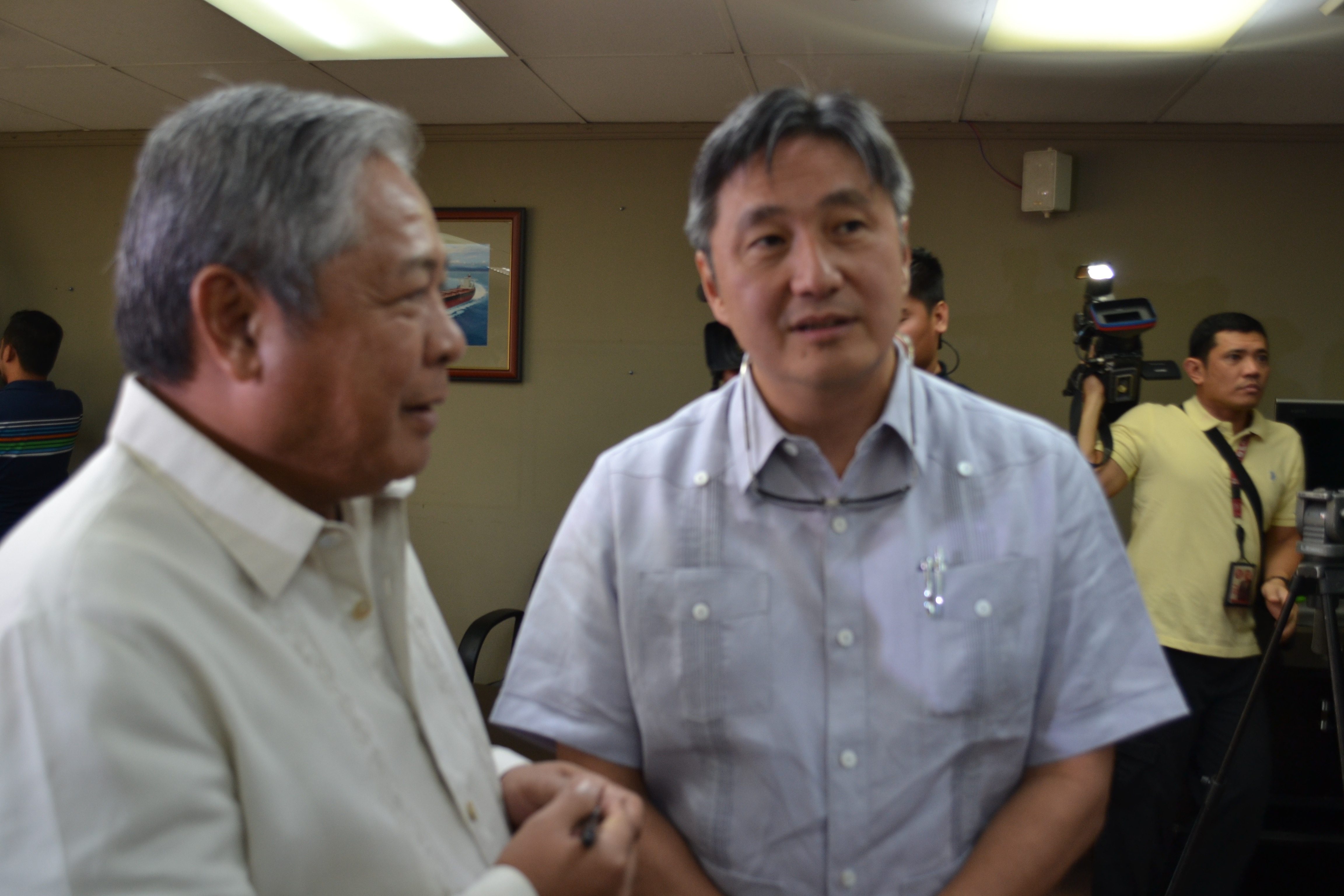 COOPERATION. PAL's Jaime Bautista (left) talks to Transportation Undersecretary Roberto Lim (right). 