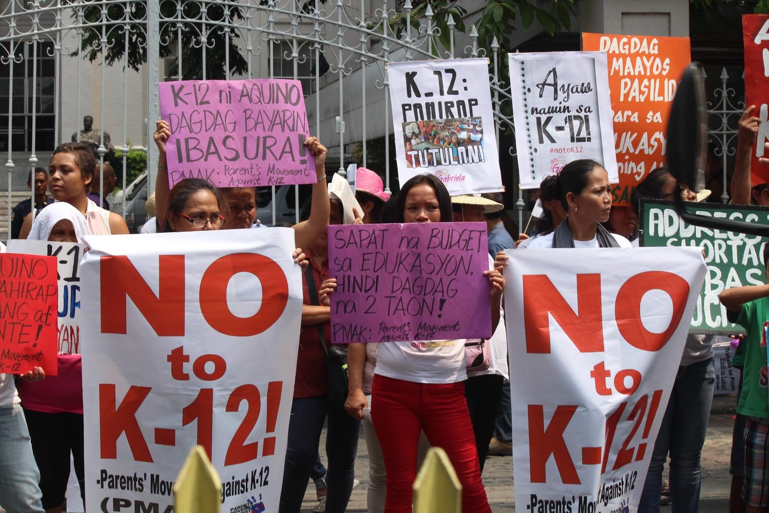 'SUSPEND K TO 12.' Days prior to the school opening on June 1, concerned parents, along with their kids, stage a protest in front of the Supreme Court asking the suspension of the K to 12 program. File photo by Joel Leporada/Rappler 