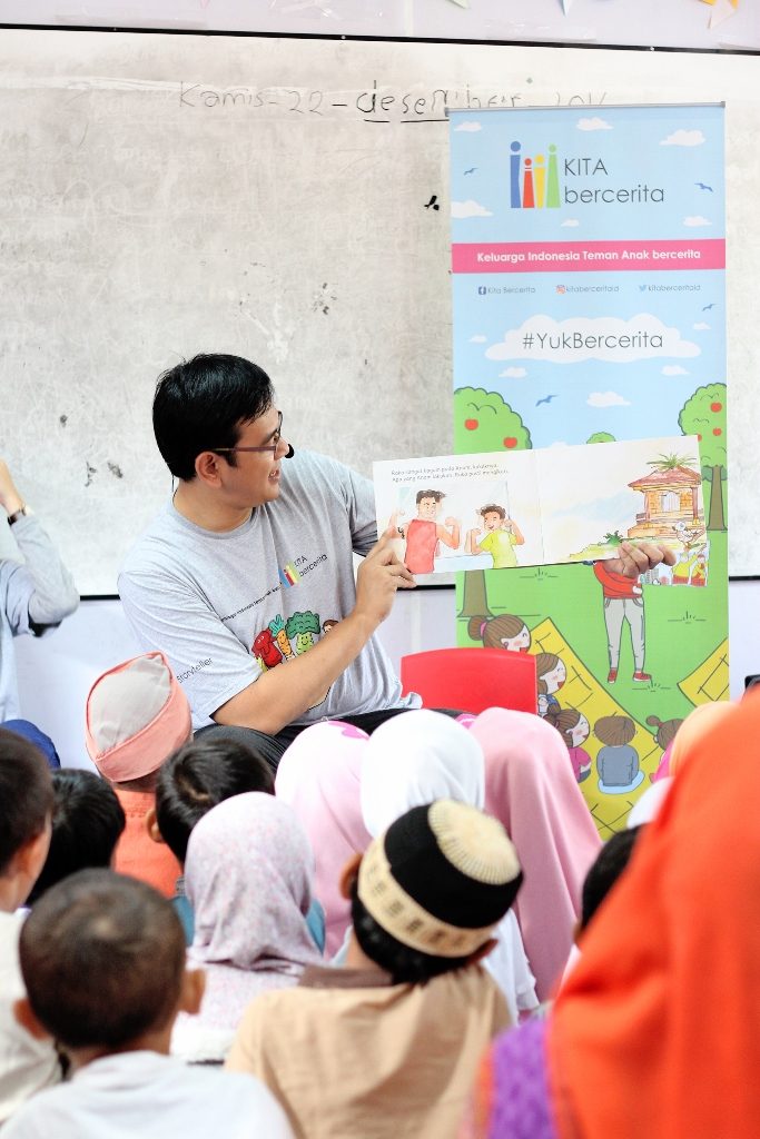Relawan bercerita dengan menggunakan medium buku bergambar hingga boneka jari. Foto oleh KITA Bercerita  