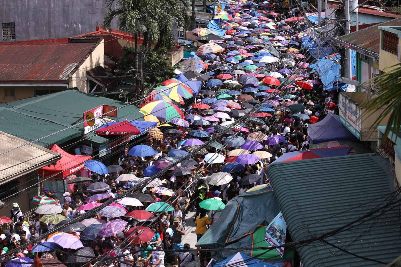 UNDAS. Thousands fall in line to get inside the Bagbag Public Cemetery, Quezon City's public cemetery. Photo by Darren Langit/Rappler  