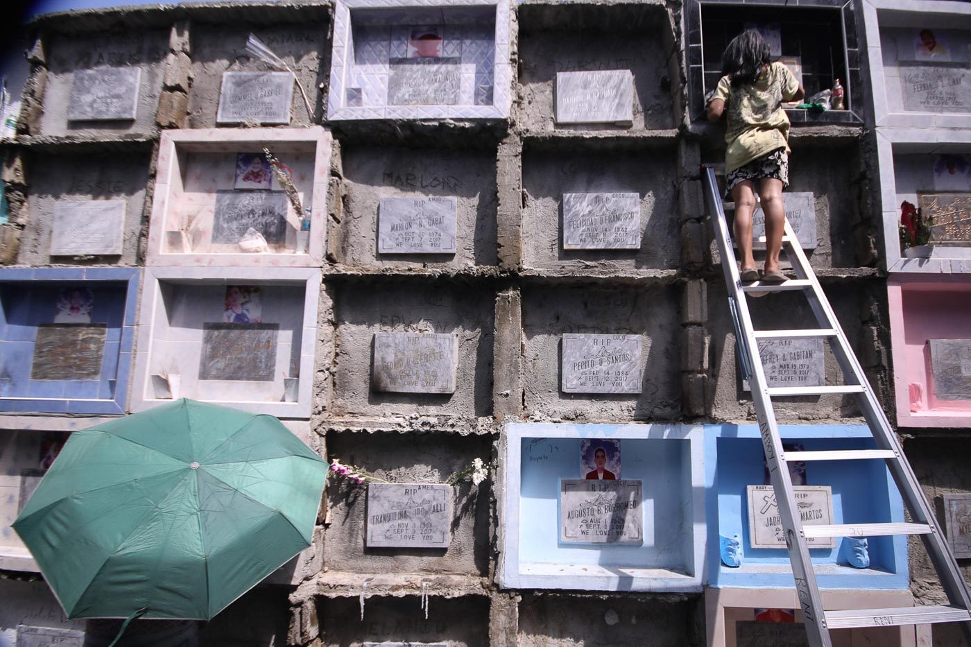 APARTMENT. A relative cleans a tomb at the Bagbag Cemetery. Photo by Darren Langit/Rappler  