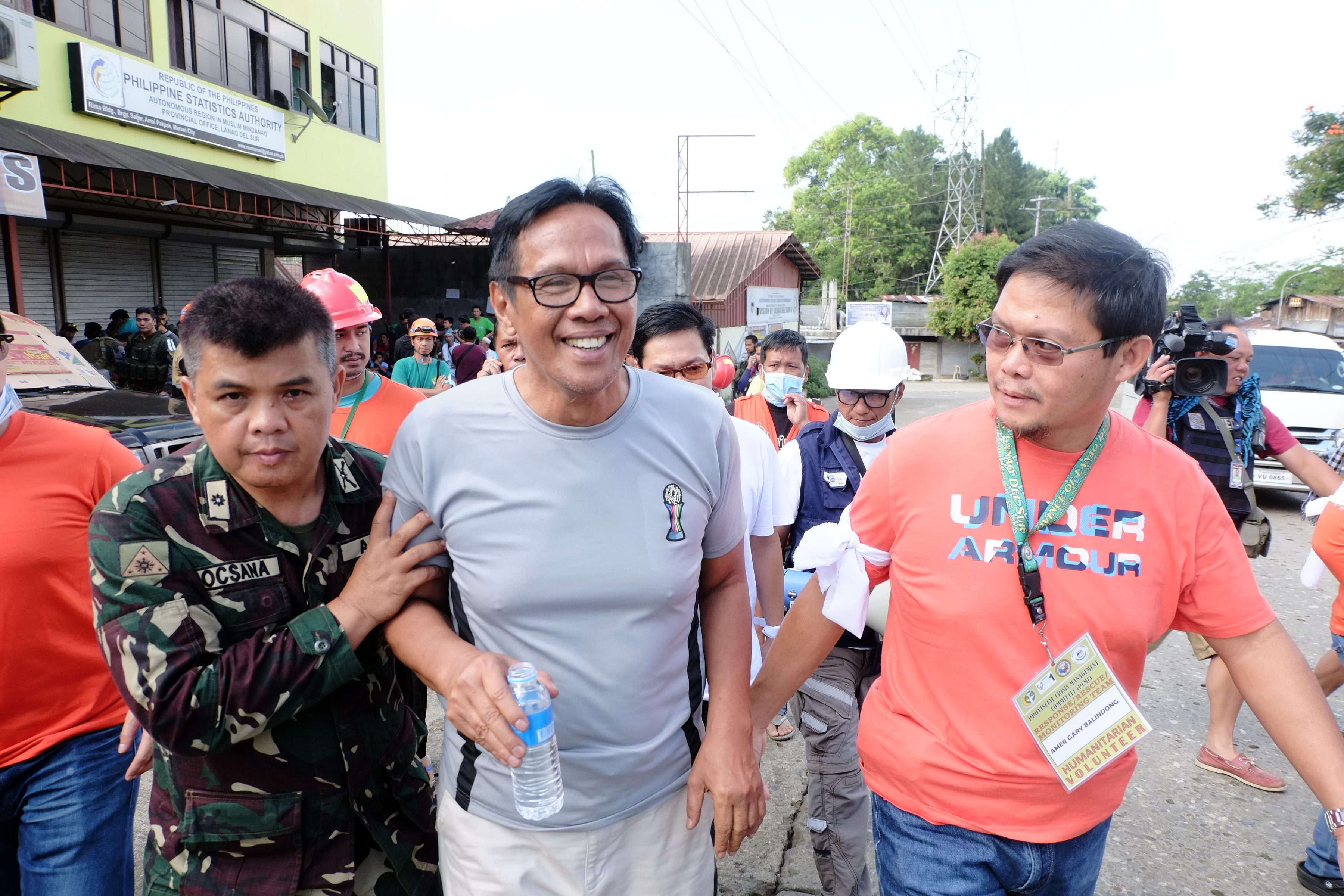 ESCAPE. The last big batch of trapped residents who escaped the combat zone was led by Norodin Alonto Lucman. Photo by Bobby Lagsa/Rappler  