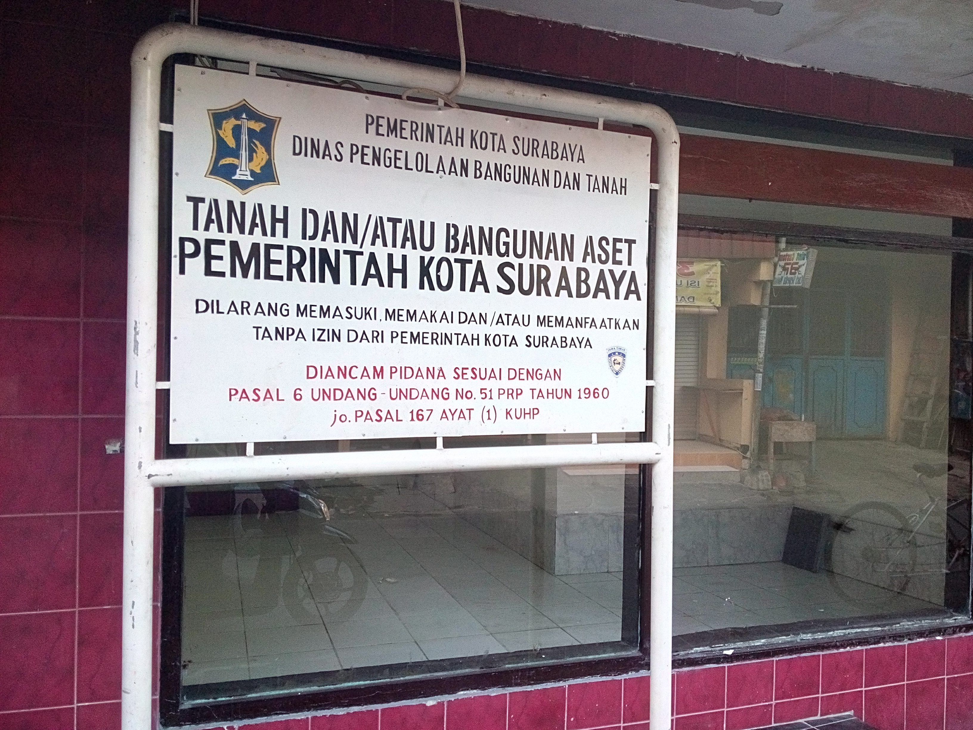 Kondisi salah satu bekas rumah bordil di Gang Dolly yang dibeli Pemkot Surabaya. Rencananya bekas rumah bordil ini akan dijadikan fasilitas umum untuk warga sekitar. Foto oleh Amir Tejo/Rappler
 