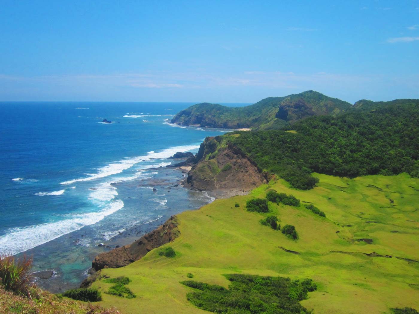 BEAUTIFUL VIEWS EVERYWHERE.  Rolling waves and cliffs are also among the scenery visible from Cape Engaño’s hill. 