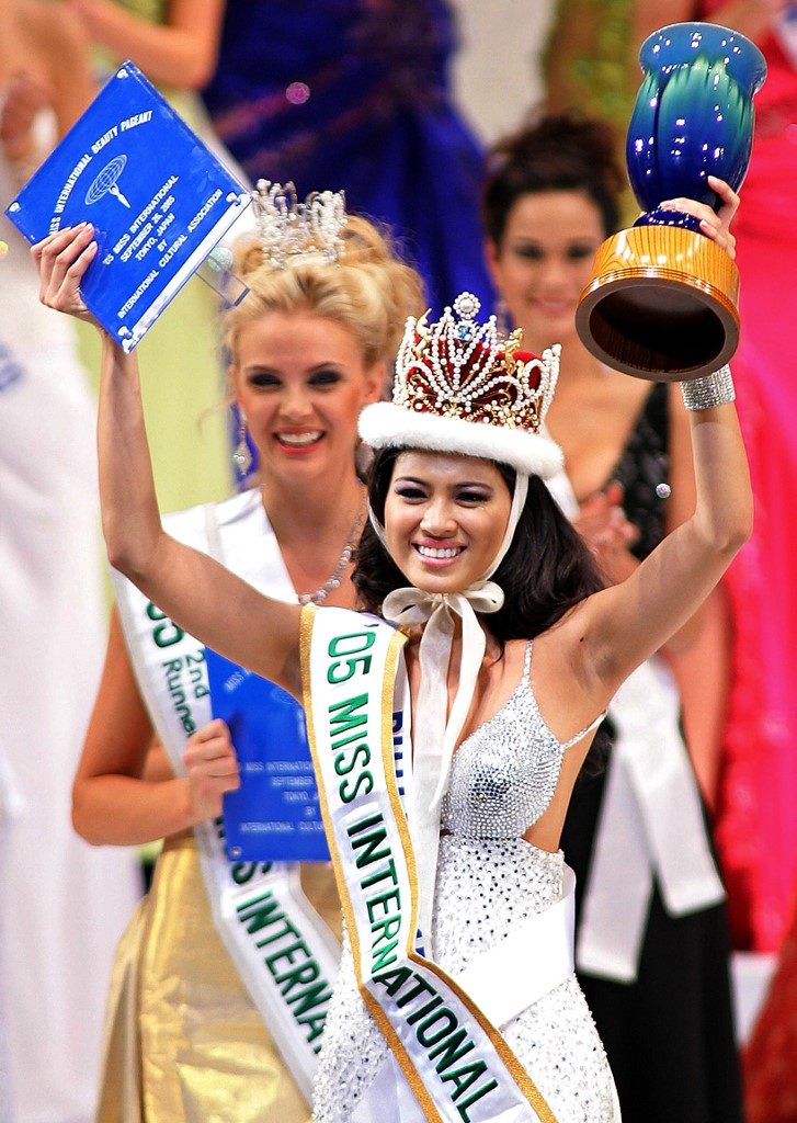 MISS INTERNATIONAL 2005. Miss Philippines Precious Lara Quigaman, holds her trophies after winning the pageant in Japan. File photo Kazuhiro Nogi/AFP) 