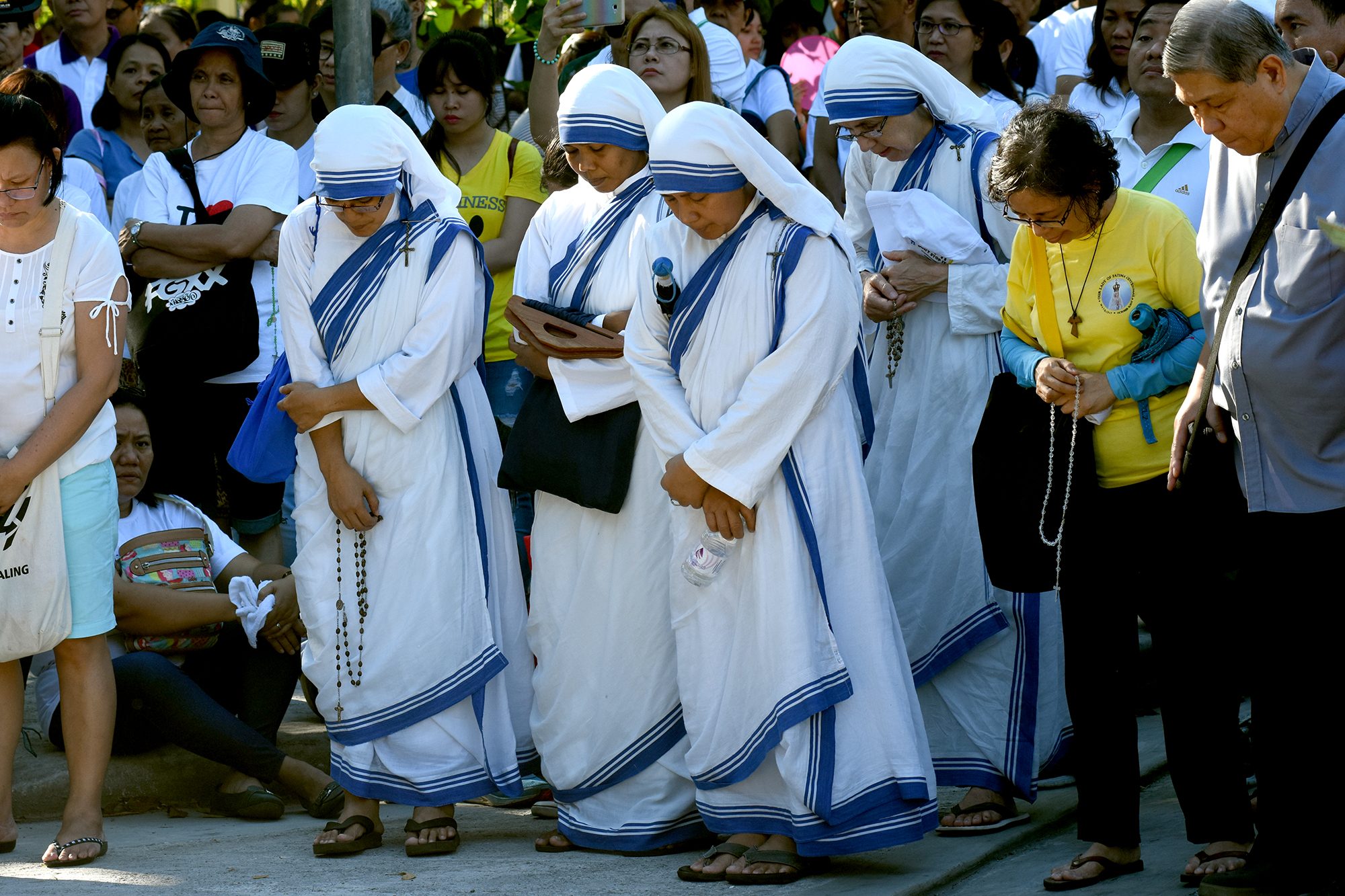 IN PRAYER. Nuns pray during the Good Friday 'Walk for Life' event in Manila on April 14, 2017. Photo by Angie de Silva/Rappler 