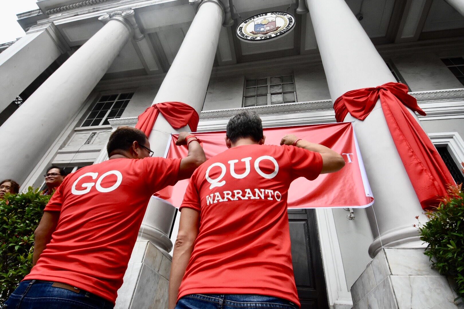 PROTEST. Employees of the Supreme Court wear red on May11, 2018, in support of the quo warranto case filed against Chief Justice Maria Lourdes Sereno. Photo by Angie de Silva/Rappler   