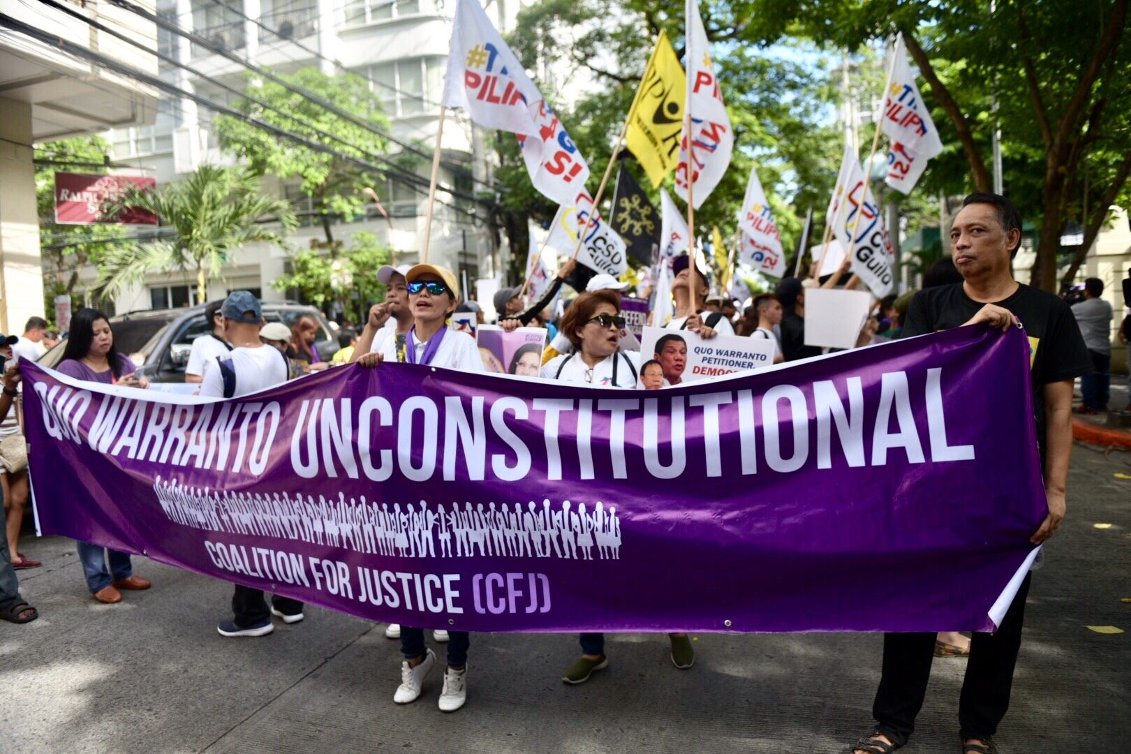 PRO-SERENO. Around a thousand supporters of CJ Sereno led by @TindigPH march toward the Supreme Court and are blocked by police along Orosa Street in Manila. Photo by LeAnne Jazul/Rappler 