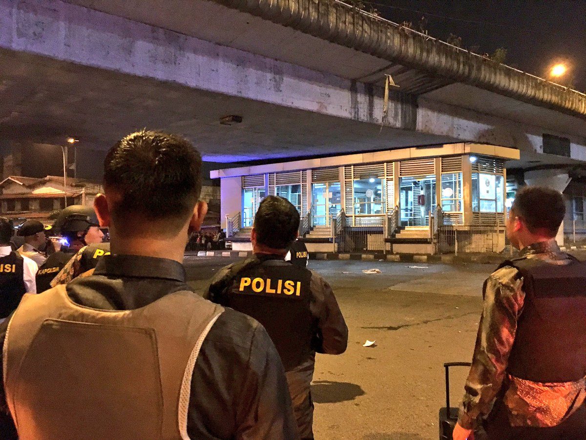Polisi mengamankan kawasan sekitar Terminal Bus Kampung Melayu. Foto dari Twitter/@TMCPoldaMetro 
