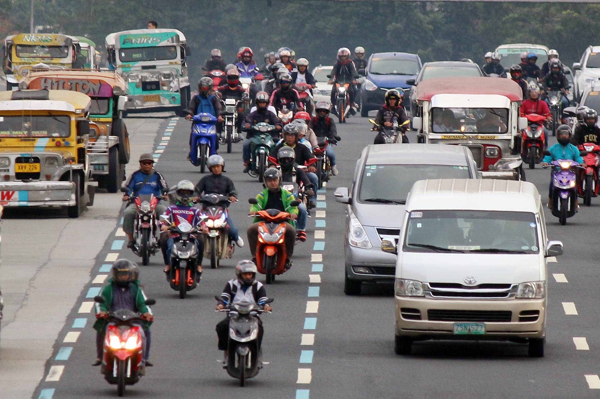 MOTORCYCLE LANE. Motorcyle riders are allotted their own lane along Commonwealth Avenue in Quezon City. Photo by Joel Liporada/Rappler 