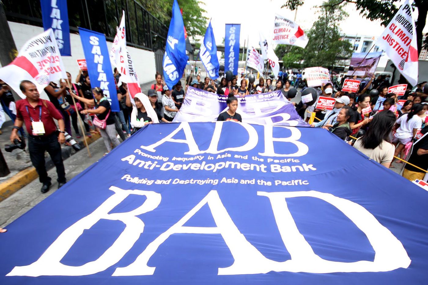 PROTEST. Members from Asian civil society organizations and Filipino groups hold a rally outside the Asian Development Bank headquarters on May 3, 2018. Photo by Darren Langit/Rappler 