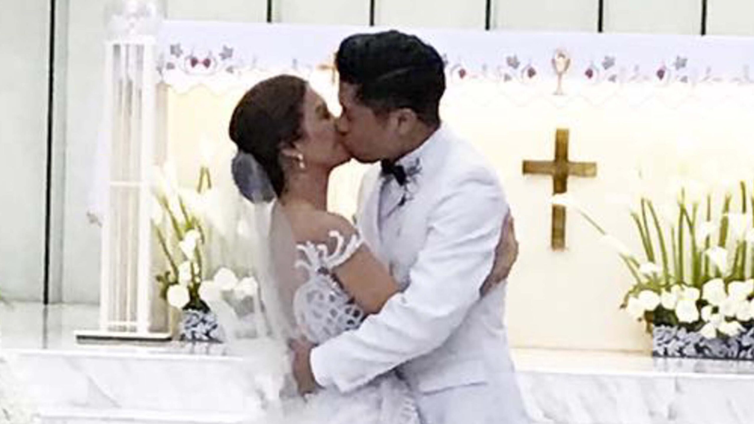 WATCH: Paul Jake Castillo, Kaye Abad’s first kiss as husband and wife
