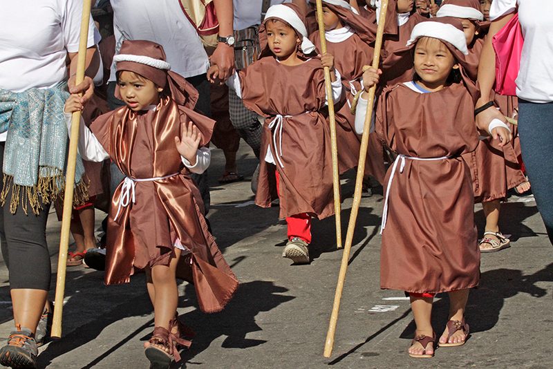 SHEPHERDS. Mothers guide their little shepherds along Session Road. Photo by Mau Victa/Rappler  