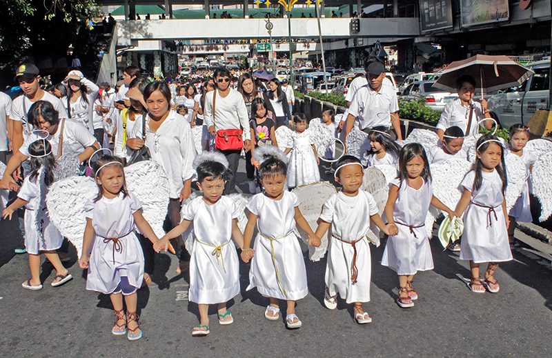 LITTLE ANGELS. Angels hold hands during the parade. Photo by Mau Victa/Rappler  