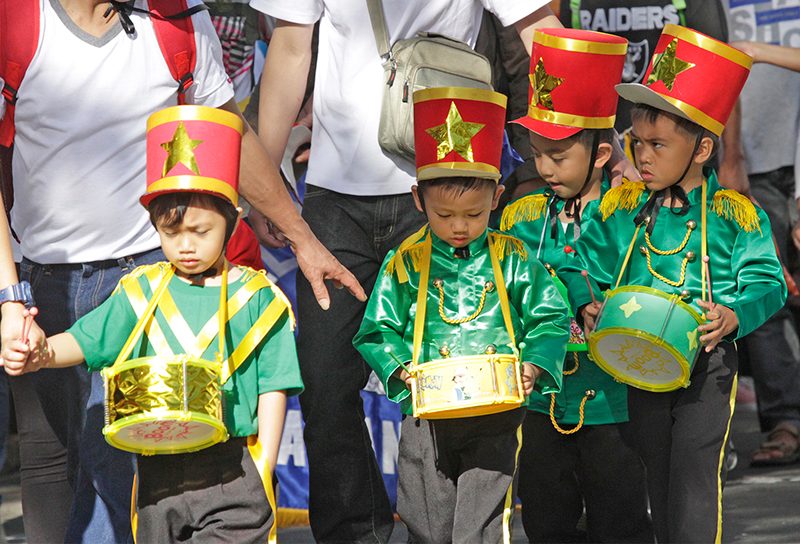 DRUMBEATING. Little drummer boys join the parade. Photo by Mau Victa/Rappler  