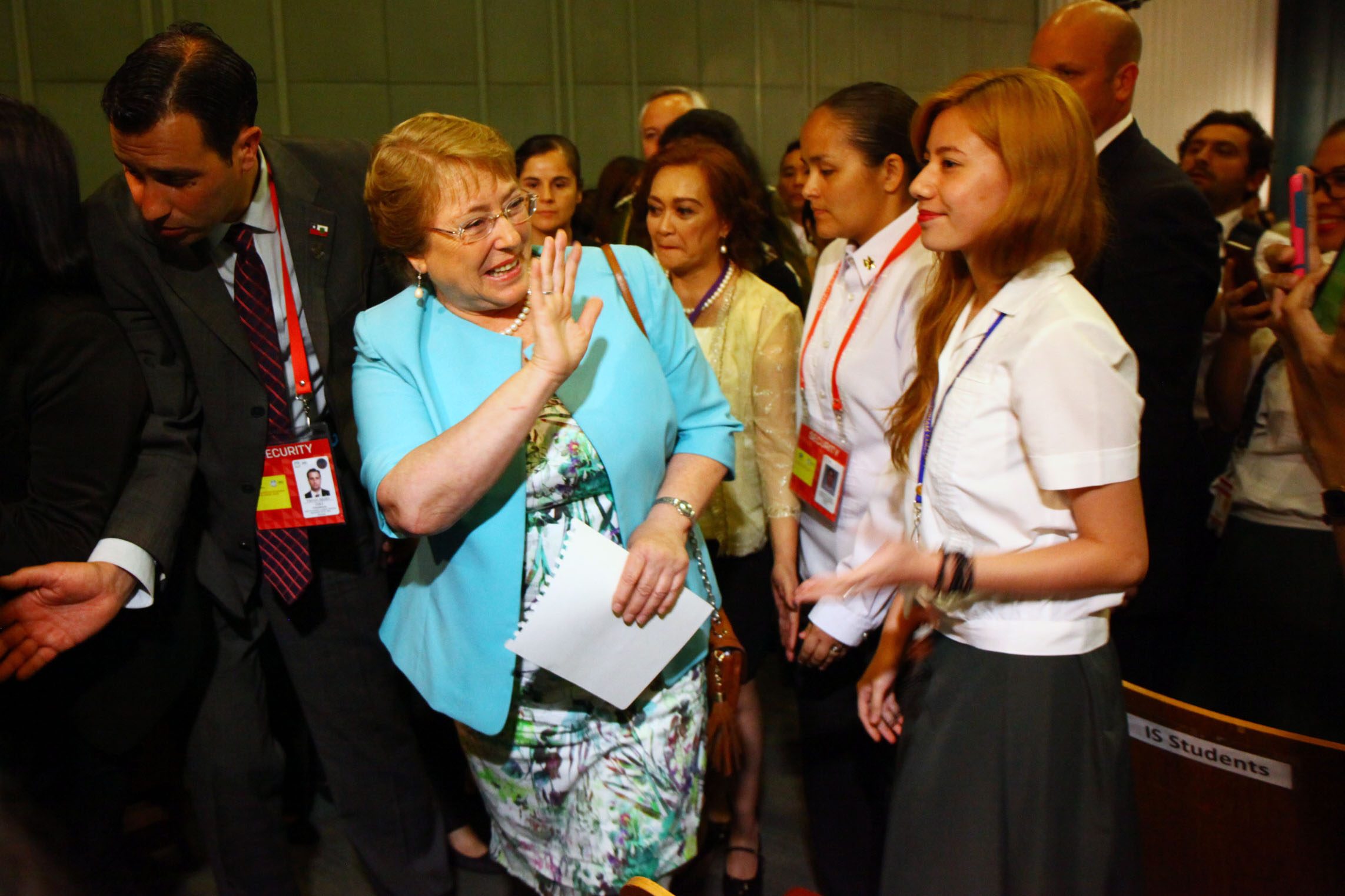 MEETING WOMEN. Chilean President Michelle Bachelet waves at the students of Miriam College during a dialogue with women's groups and young women leaders. The dialogue is part of her State visit to Manila. Phot by Josh Albelda/Rappler 