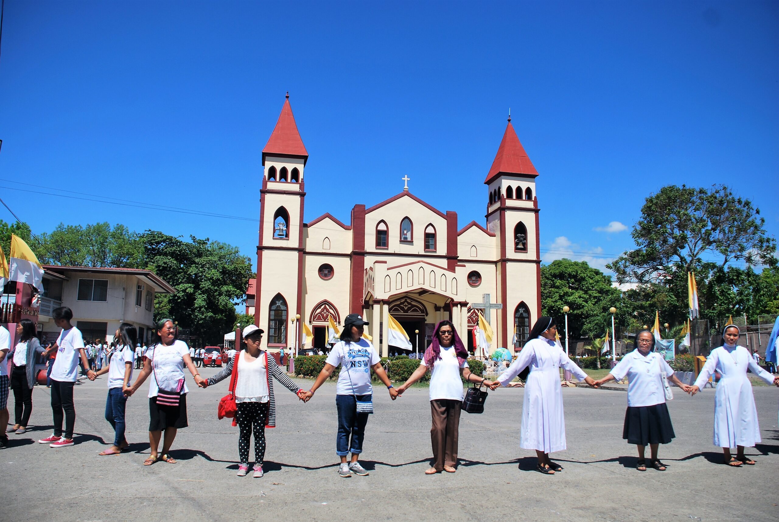7,000 religious sector, youth members form ‘human chain’ for coal-free Negros