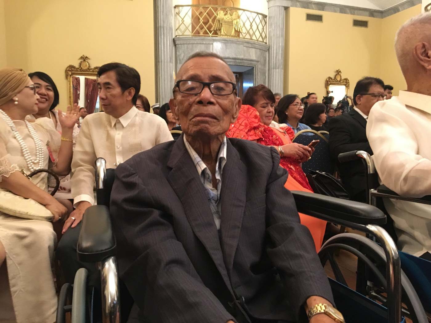 100-year-old Filipino WWII veteran tears up receiving U.S. medal