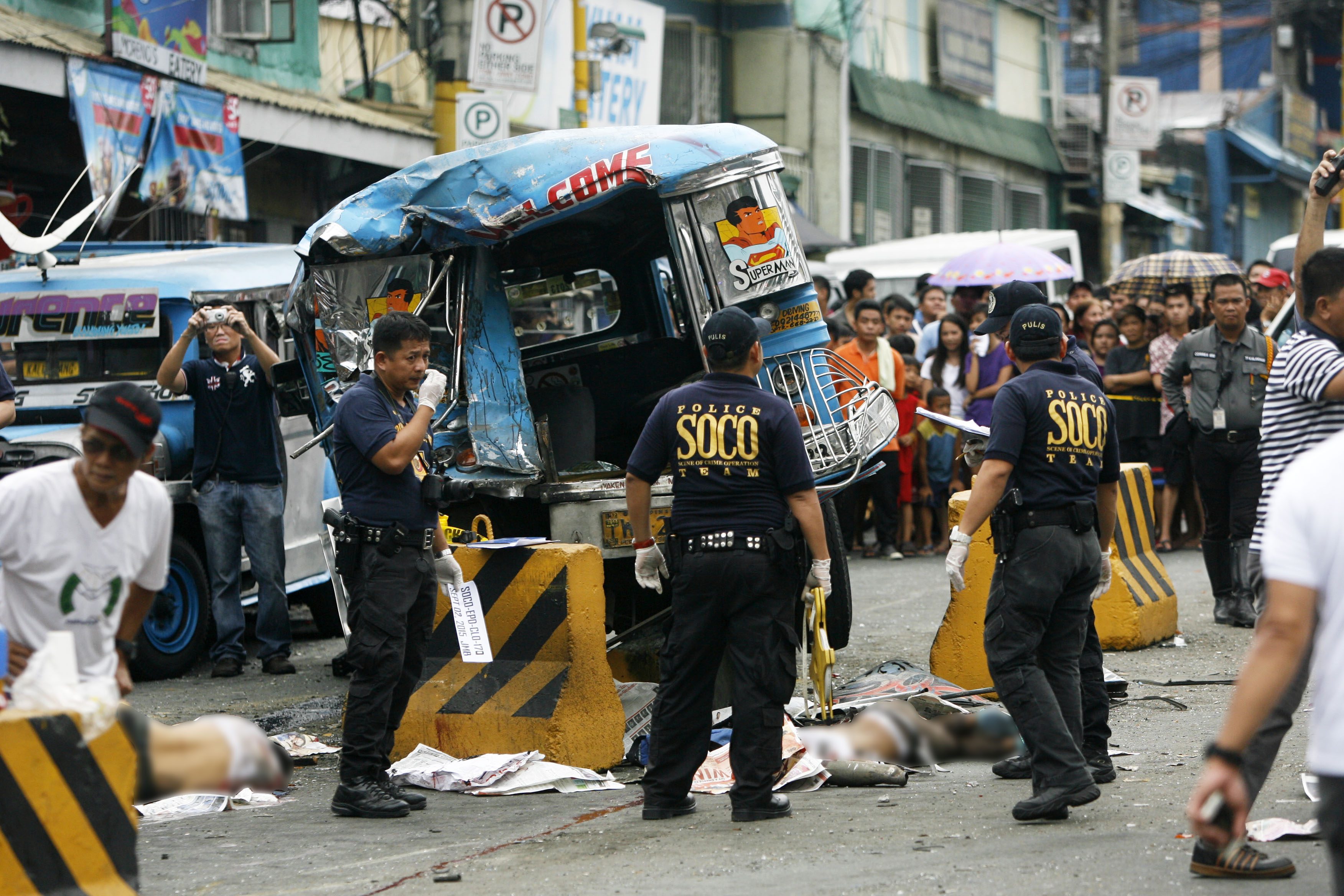 CRIME SCENE. Investigators rush to the accident site along A Bonifacio Avenue in Barangka, Marikina City, where two died on the spot on September 2, 2015. Photo by Ben Nabong/Rappler 