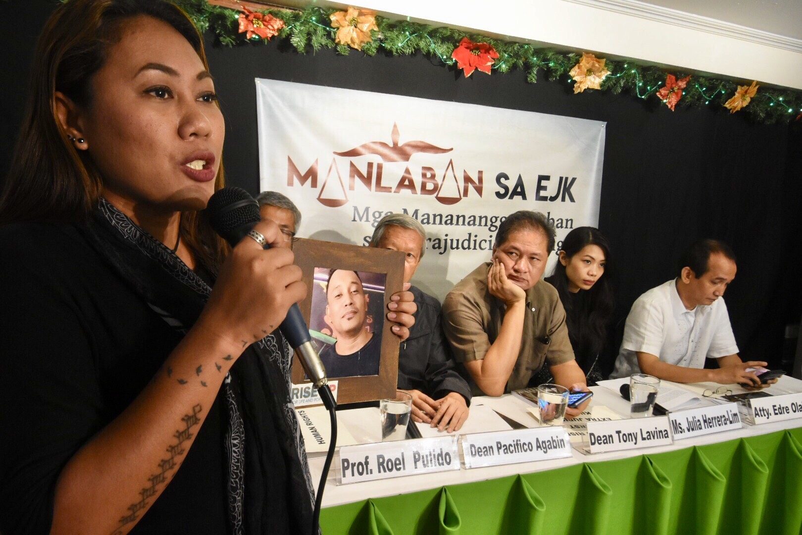 JUSTICE. Niks Bisuña claims her brother was tortured and killed by policemen of Caloocan. The 38-year-old Angelo was arrested in Bicol and transfered to Caloocan, where he eventually died in October. Photo by Angie De Silva/Rappler 
