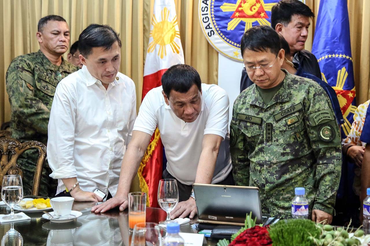 DAVAO MEETINGS. President Duterte, flanked by Special Assistant Bong Go and AFP chief Eduardo Año, gets the latest updates on Marawi on Monday, May 29, 2017. Malacañang photo   