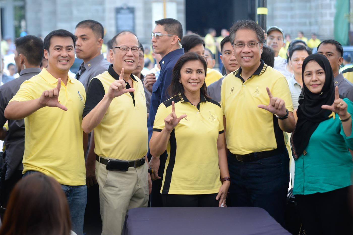 MASS BEFORE FILING. Administration tandem Mar Roxas and Leni Robredo, accompanied by President Benigno Aquino III and their family and supporters, outside the Manila Cathedral before they file their certificates of candidacy at the Comelec on October 15, 2015. Photo by Alecs Ongcal/Rappler 
