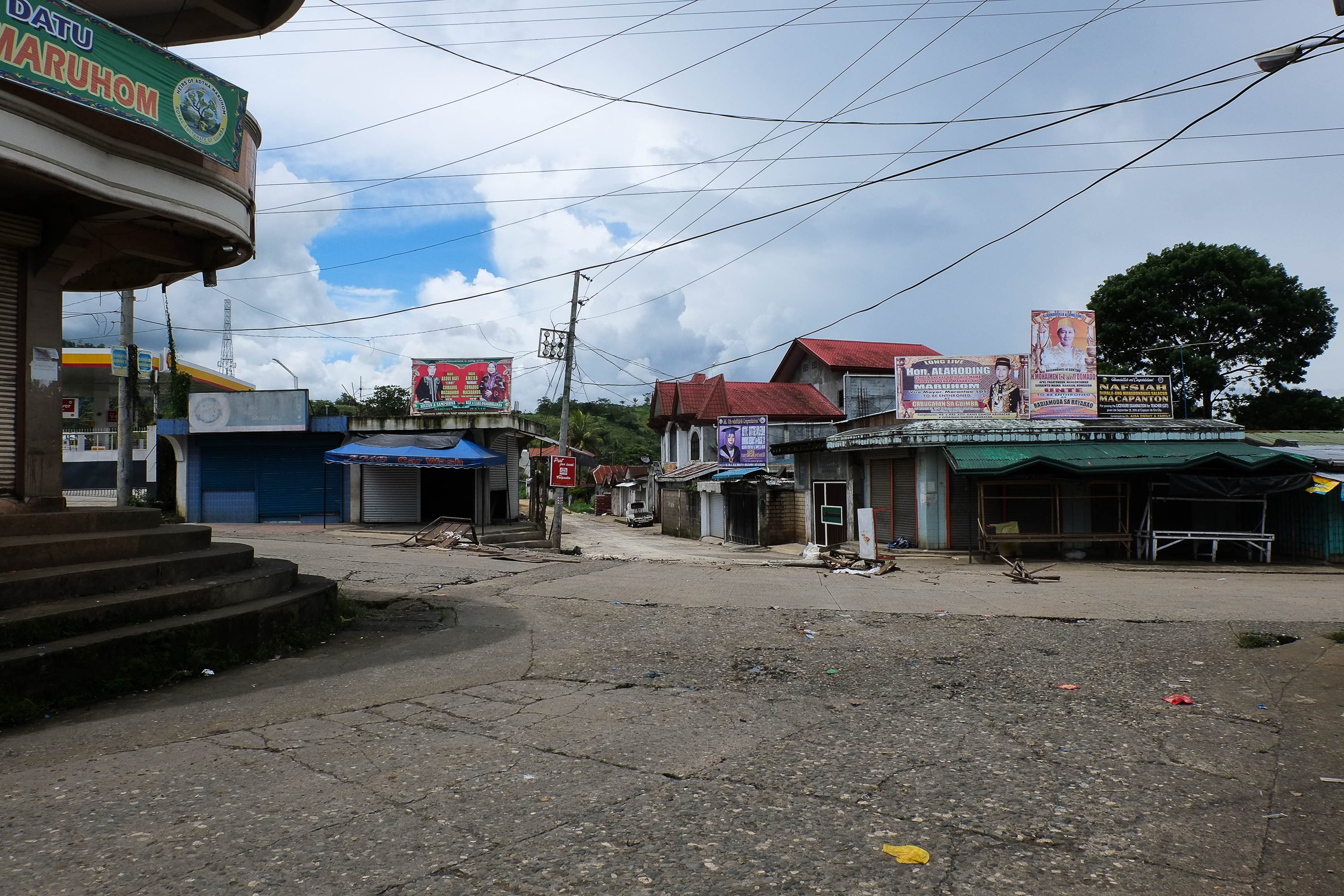 EERIE SILENCE. This used to be a busy street corner; now, not even a shadow in sight after Marawi City residents fled because of the fighting. Photo by Bobby Lagsa/Rappler   