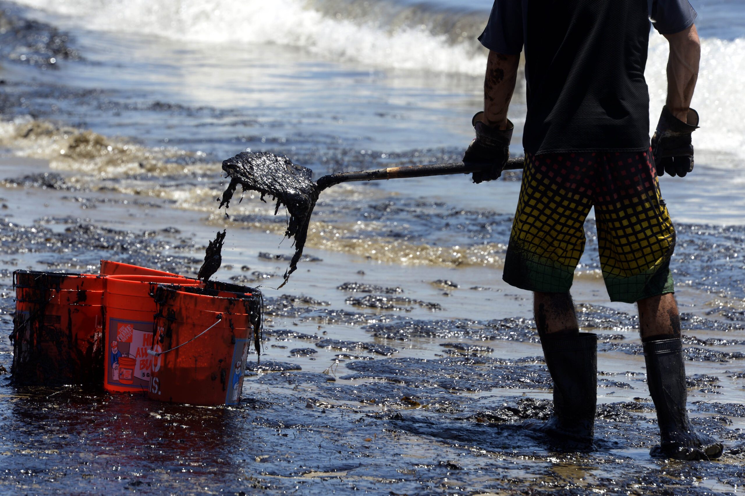 California oil spill firm questioned over past leaks