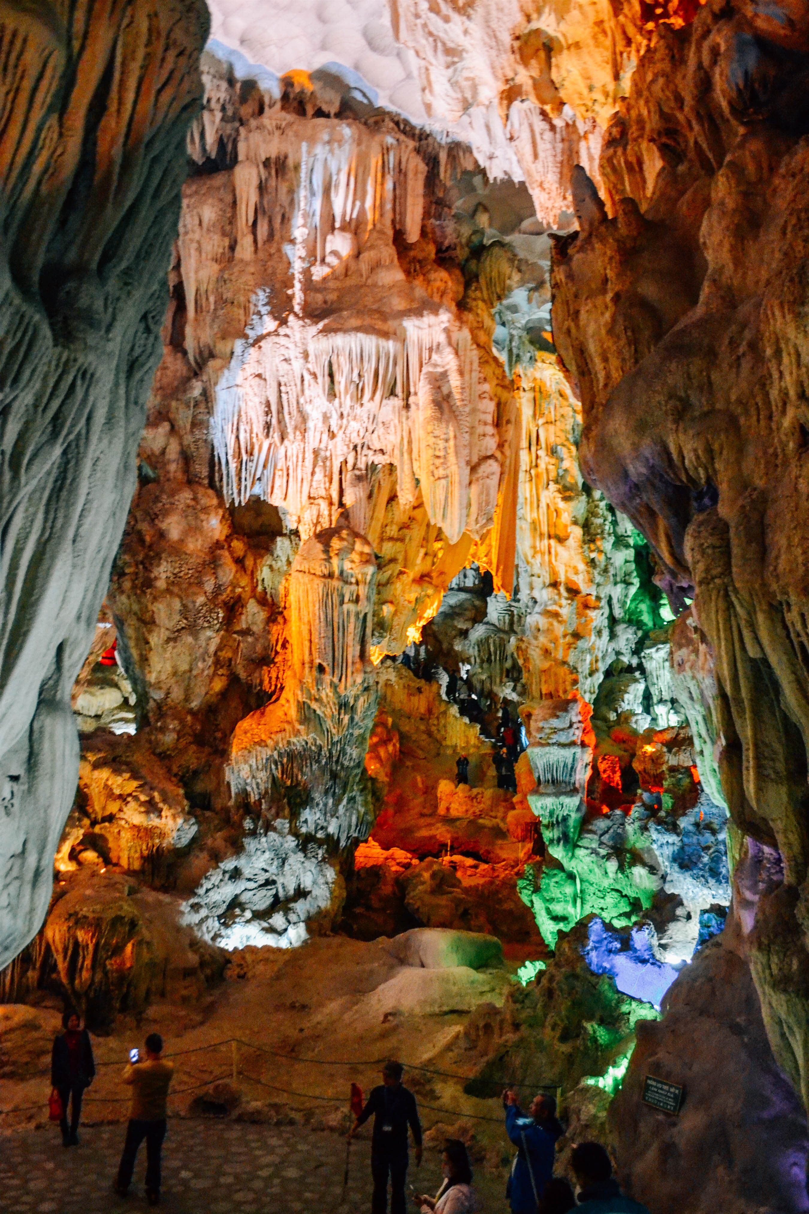Inside the Dong Thien Cung cave 