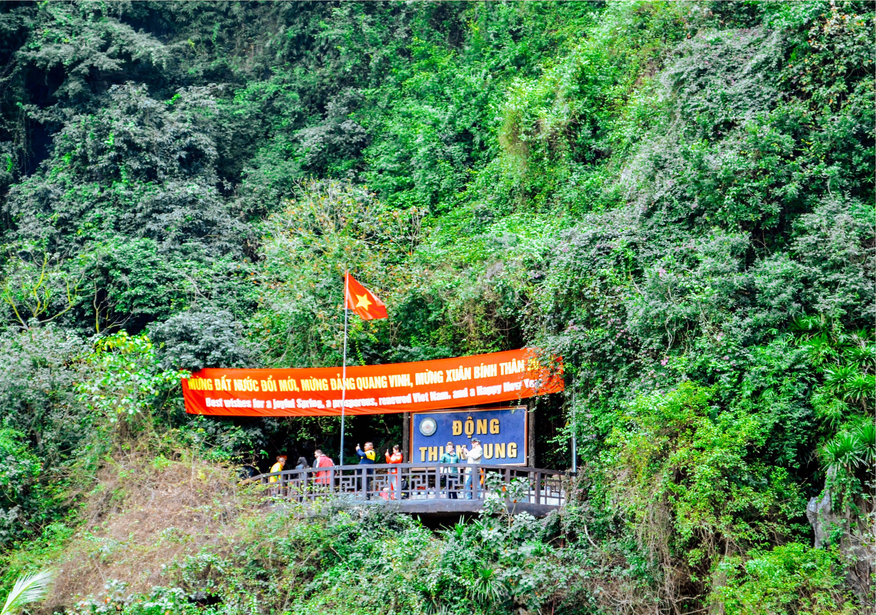 Entrance to Dong Thien Cung cave 