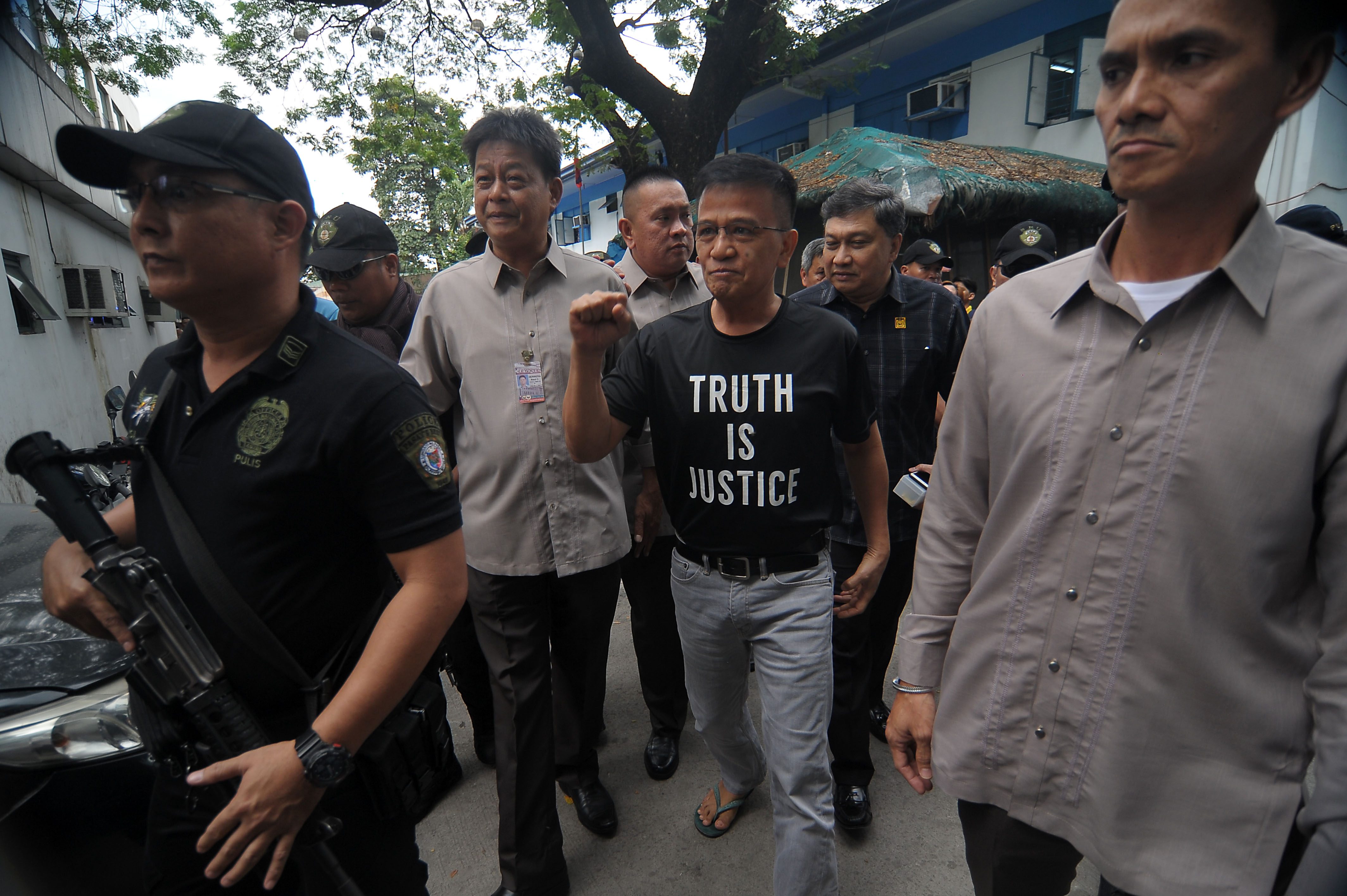 CONTEMPT. Former Customs commissioner Nicanor Faeldon is escorted by police and Senate security during his transfer to the Pasay City Jail on January 30, 2017. File photo by Ben Nabong/Rappler 