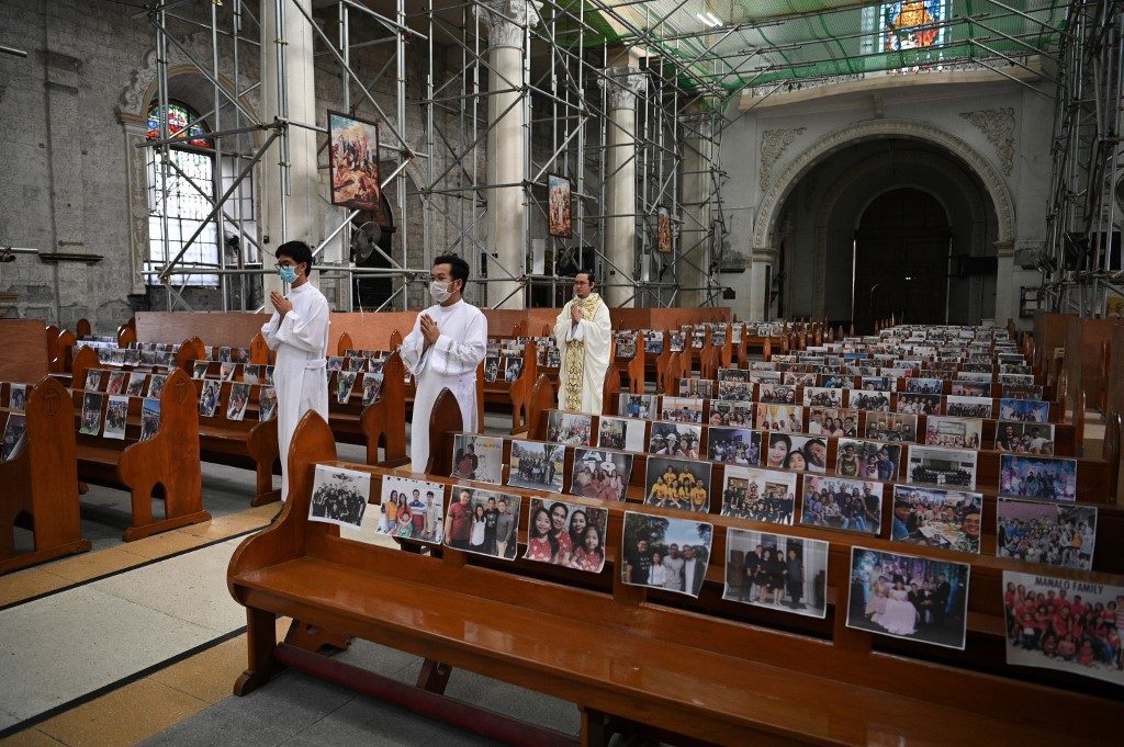 IN PHOTOS: Churchgoers ‘present’ despite empty pews on Easter 2020