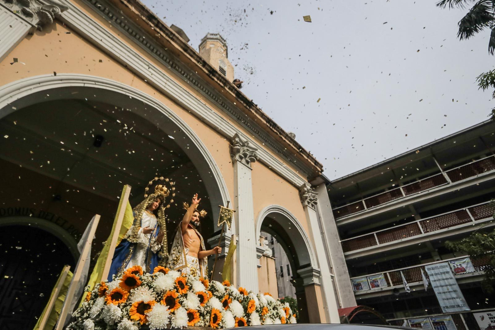 SIGN OF HOPE. While parishioners have to stay home, churches remain the focal point of Easter Sunday on April 12, 2020. Photo by KD Madrilejos/Rappler 