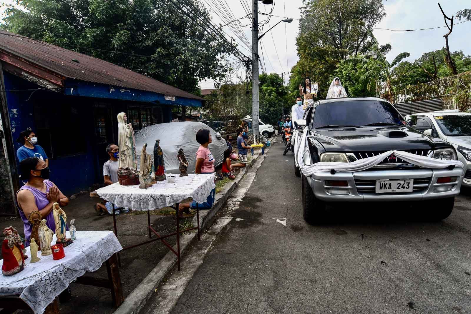 EASTER SUNDAY. A drive-by procession is held around the residential areas of the University of the Philippines in Diliman on Easter Sunday, April 12, 2020. Photo by Angie de Silva/Rappler 
